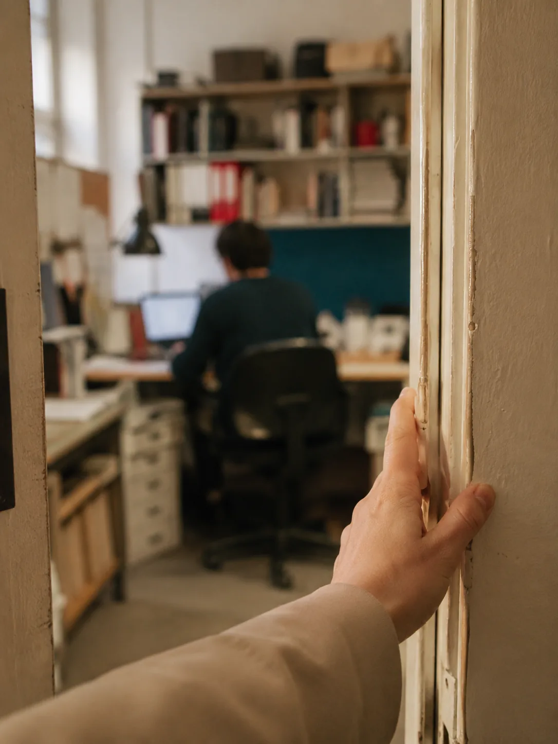 Una scrivania di lavoro reale vista dall'alto, con gli oggetti di una giornata di professione